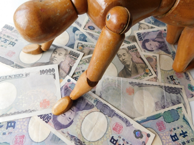借金を背負う男。蓮田市で借金返済の無料相談をする